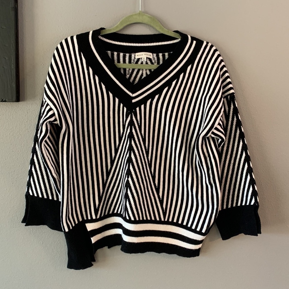 Moon River Chevron Black White Striped V Neck Sweater - Picture 2 of 7